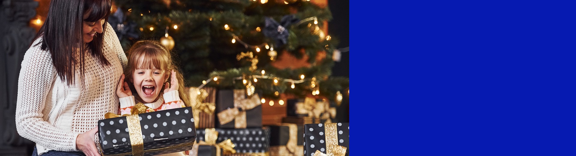 bambina apre i regali di Natale